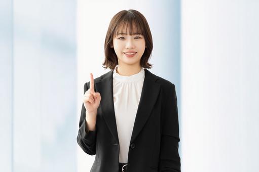 毛皮の種類や本物ニセモノの見分け方と一緒に査定の際の注意点を解説する人
