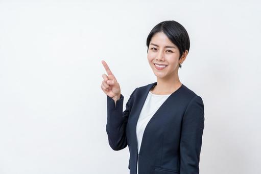 着物買取業者の選び方を解説する女性