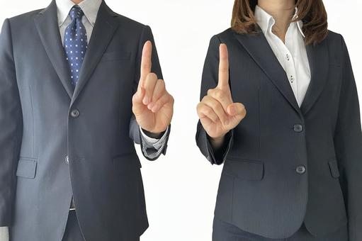 高価買取について解説する男女