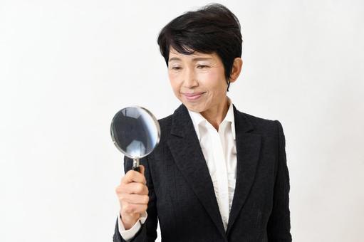 純金の本物の金杯かニセモノかの見分け方を解説する女性