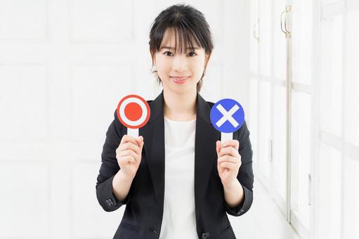 毛皮の本物ニセモノの見分け方を解説する女性