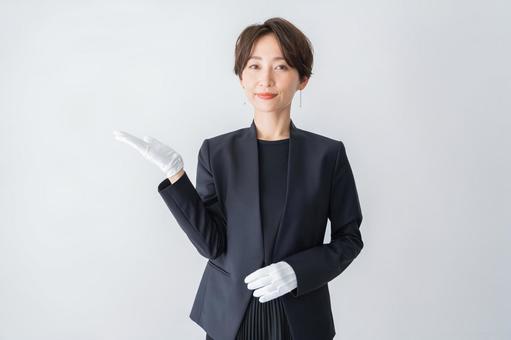 なんぼやの基本情報について解説する女性