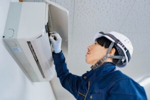 評判を調べて依頼したミツモアのエアコンクリーニング業者の男性スタッフ