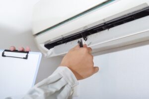 口コミを調べているユアマイスターのエアコンクリーニング業者のスタッフの手