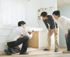 24時間対応の業者にゴキブリ駆除を依頼している様子