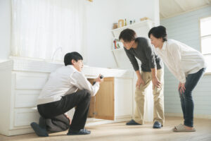 24時間対応の業者にゴキブリ駆除を依頼している様子