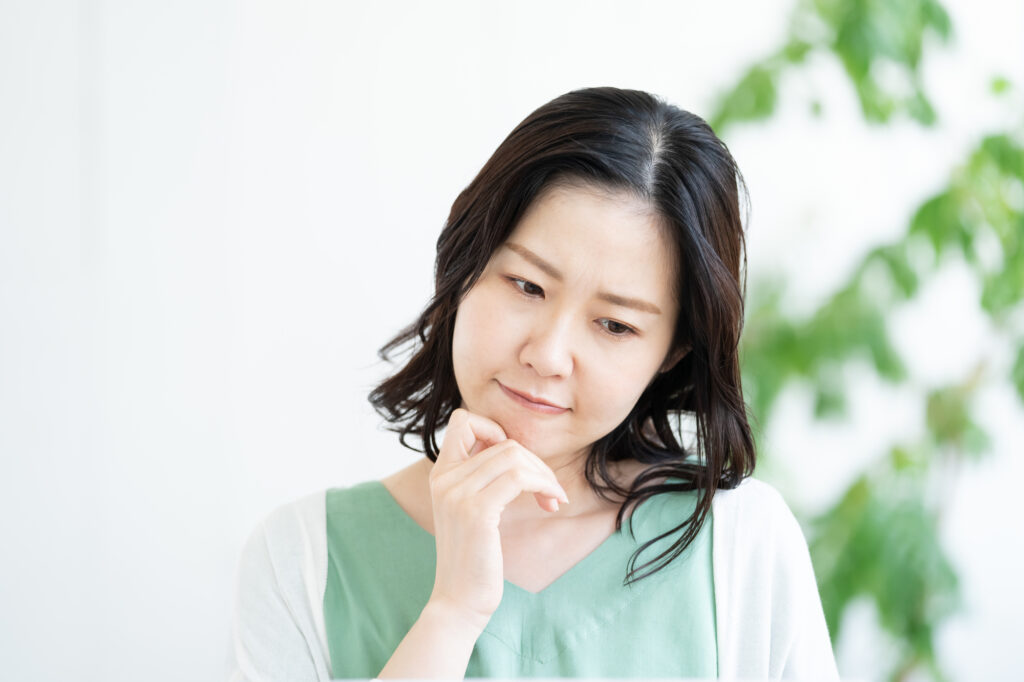 ゴキブリ駆除業者が効果なしで悩んでいる様子