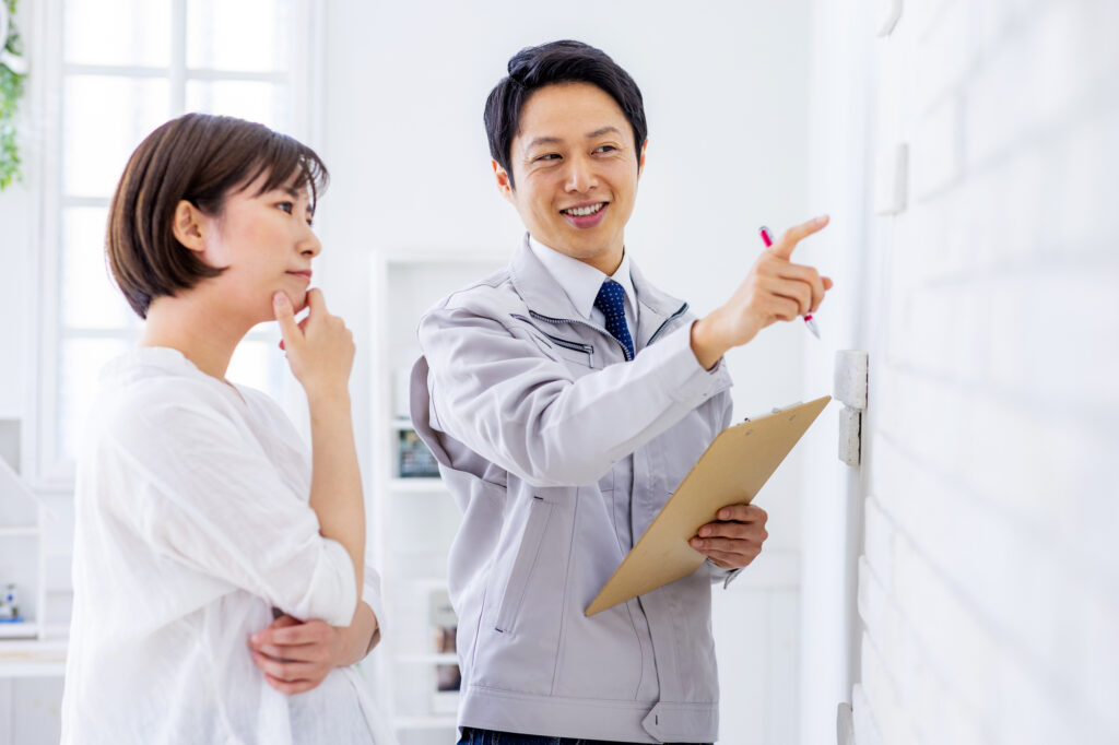 「効果なし」ではないゴキブリ駆除業者と話している画像