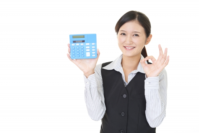 ダスキンの店舗清掃料金を示す女性スタッフ