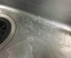 シンクの水垢がクエン酸で落ちない？原因と効果的な落とし方を徹底解説