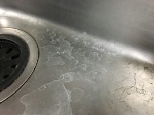 シンクの水垢がクエン酸で落ちない？原因と効果的な落とし方を徹底解説