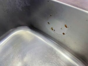 ステンレスシンクに黒サビが発生！落とし方や再発防止策を徹底解説