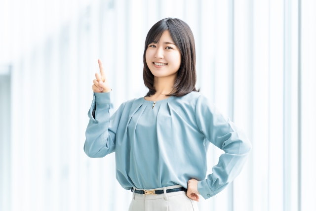 シーズン初めのエアコンチェックの時期を教える女性