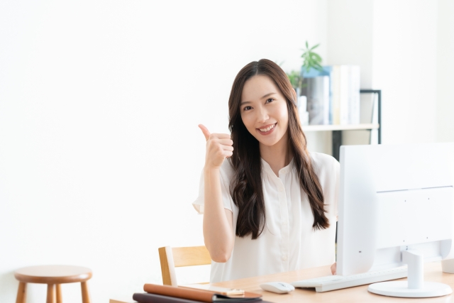 エディオンを含めてハウスクリーニング業者を選ぶ際のポイントを教える女性