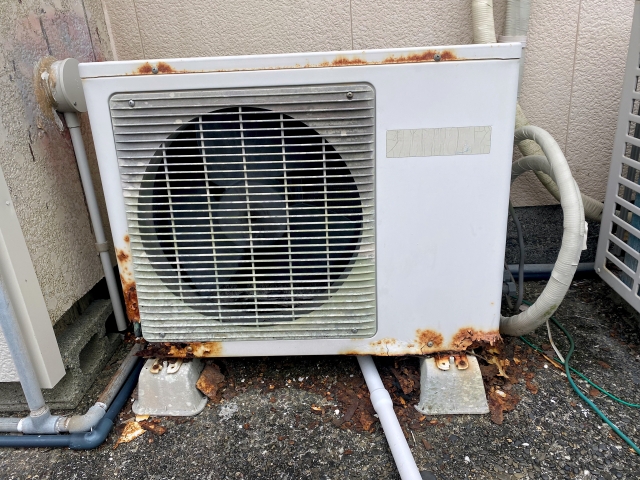 室外機のサビ落としでエアコン延命！天板サビや底抜けを防ぐメンテナンス法