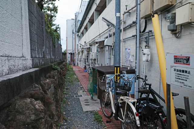 防犯砂利の設置が望ましい住宅の裏側