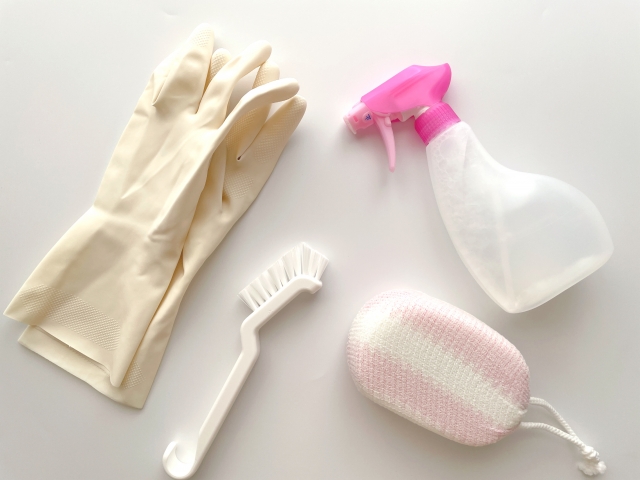 掃除用のスプレーと手袋
