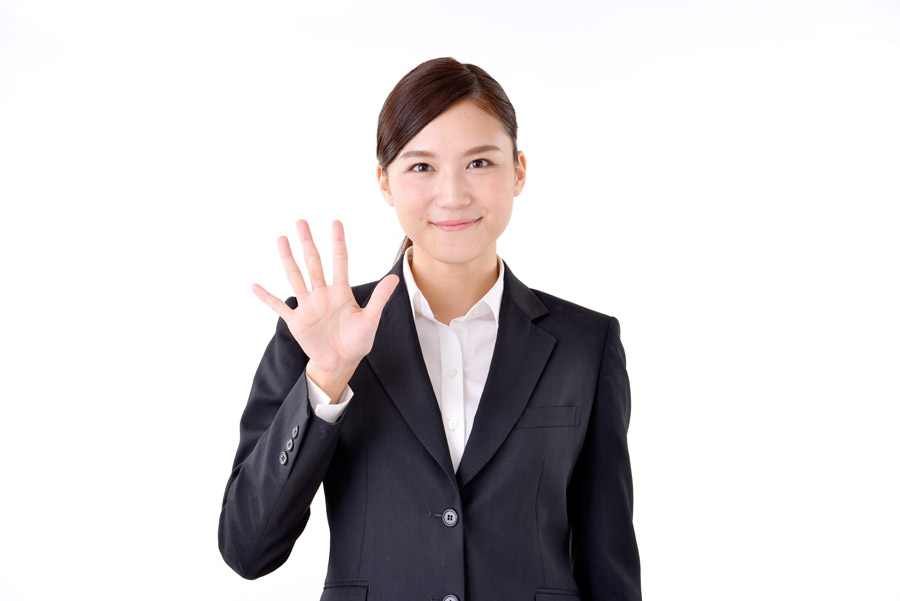 歯がついている金歯を高く買取りしてもらうためのコツを解説する女性