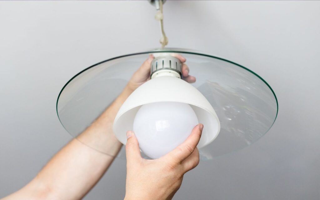 ぶら下がりの古い照明器具は自分で交換できる？