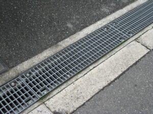 掃除したいと思っている自宅前の側溝