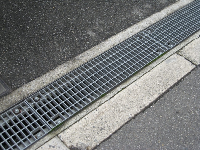 自宅前の側溝掃除は誰がやる？自治体/市役所の対応や清掃時のコツを徹底解説！