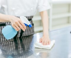 厨房を掃除しているスタッフ