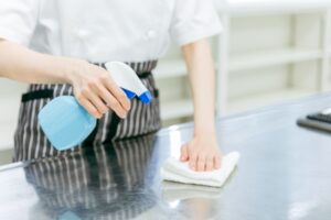 厨房を掃除しているスタッフ