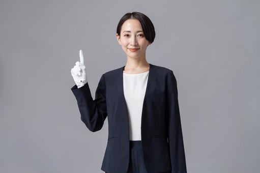 着物買取の100円になる安い理由を知った人に向けて高額査定の着物の特徴を解説する女性