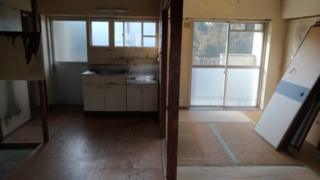 10年でカビだらけになり退去費用が気になっているアパートの部屋