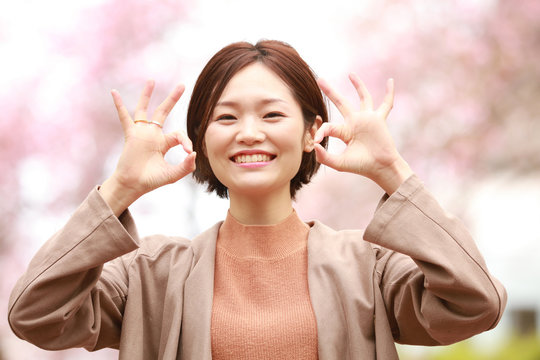 買いクルの買取サービスの良い口コミ・評判を解説する女性