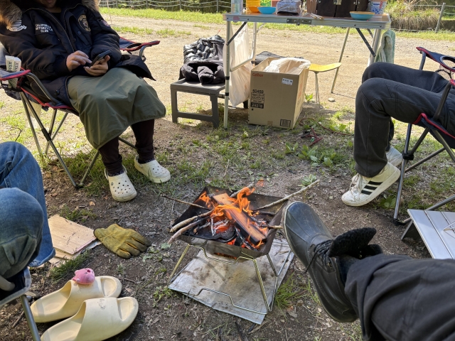 使い方を知っているパストリーゼを持ってきてキャンプを楽しむ人たち