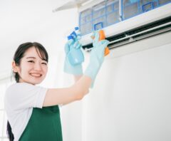 エアコン内部を洗浄する清掃スタッフ