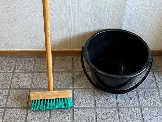 ベランダ清掃用のデッキブラシとバケツ
