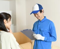 業者と女性が見積もりについて話している様子