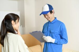 業者と女性が見積もりについて話している様子