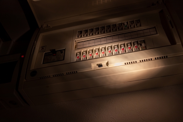家の一部だけ停電？でもブレーカーは落ちてない…原因と対処法を徹底解説！