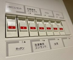 いつもと同じなのにブレーカーが落ちるのはなぜ？仕組みや対処法を徹底解説