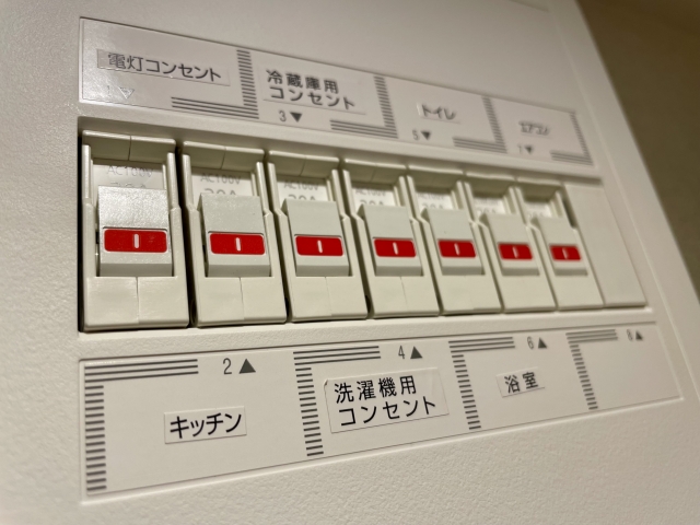 いつもと同じなのにブレーカーが落ちるのはなぜ？仕組みや対処法を徹底解説