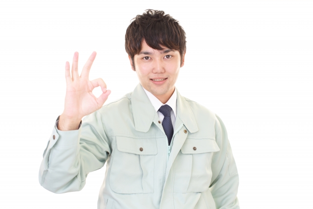 閉め切った部屋に蜂を入れないための対策を教える男性