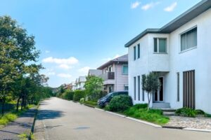 青空の下に並ぶきれいな戸建て住宅の街並み