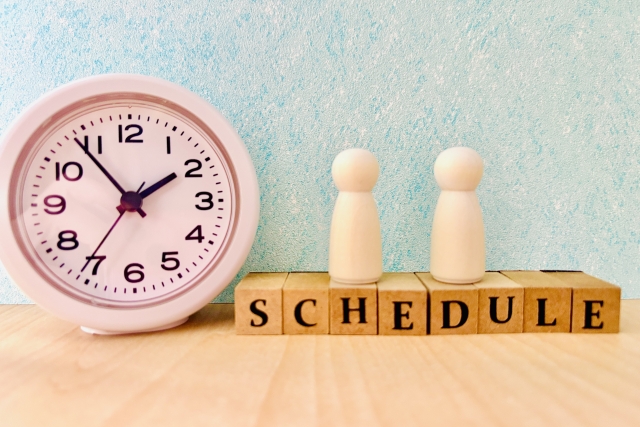 「SCHEDULE」の文字と時計