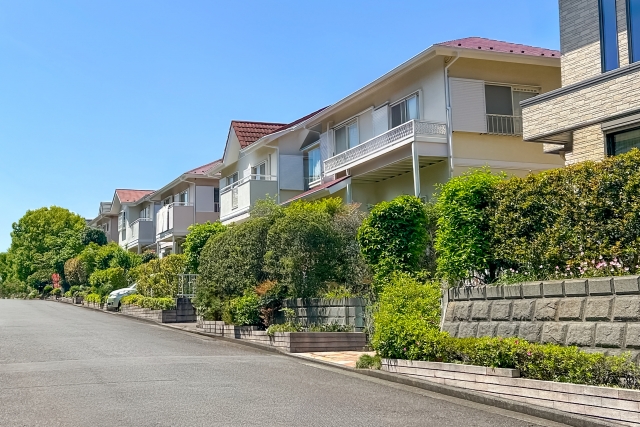 整備された住宅街の一角にある現代的な戸建て住宅