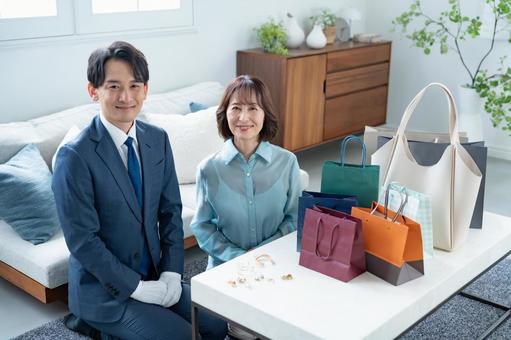 訪問買取・出張買取を厳選して詐欺の心配なく取引した人の様子