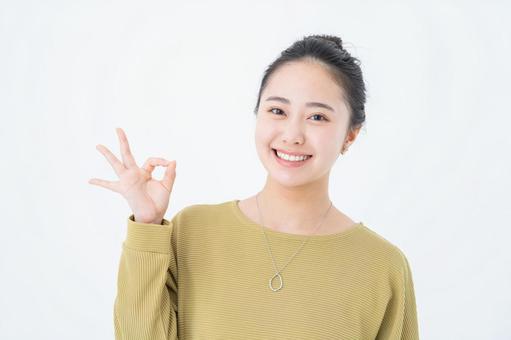 ボロボロの靴で売れるケースを解説する女性