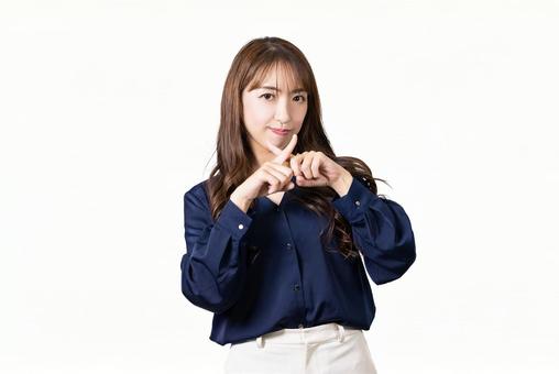 着物買取で100円や買取不可になりがちなケースを解説する女性