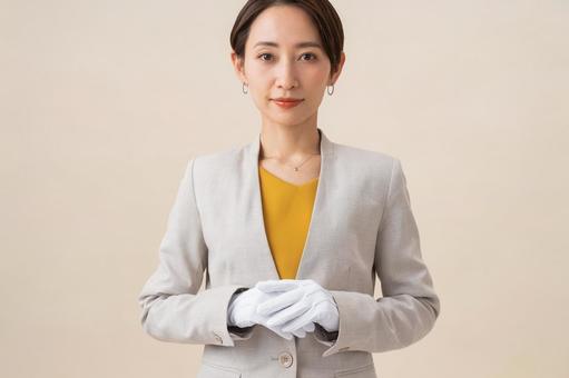 訪問買取・出張買取の詐欺について解説する女性
