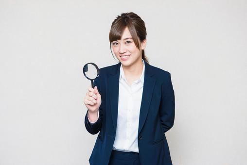 訪問・出張買取の詐欺を避けるために業者を見極める女性