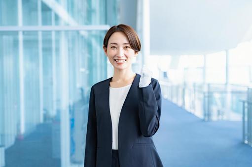 口コミ・評判の良いトレファクスタイルの買取り実績を解説する女性