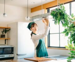 ビフォーアフターが気になるハウスクリーニングクリーニングを実施している女性スタッフ