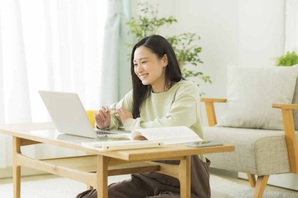 一人暮らしでゴキブリが退治できない人が業者とミーティングしている様子